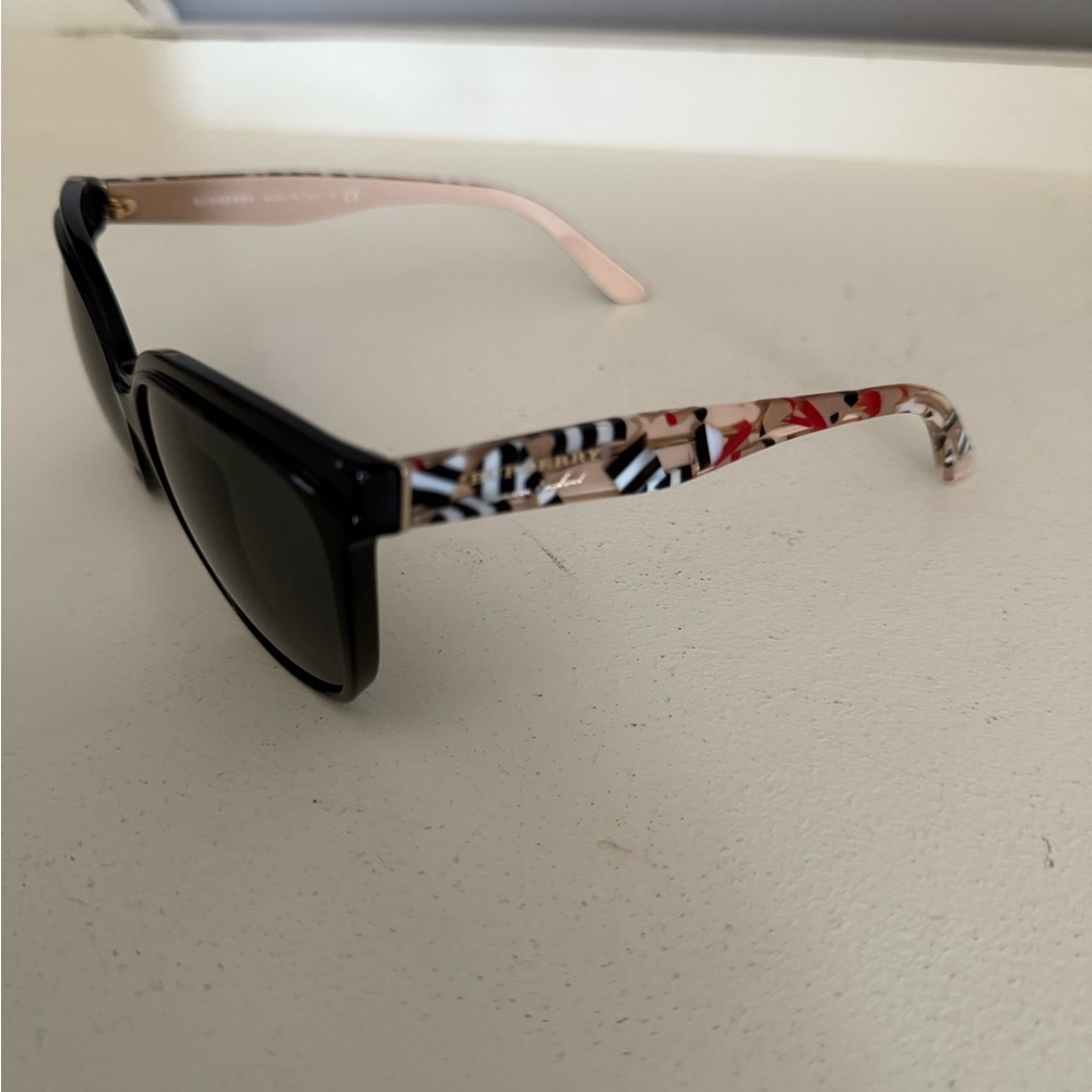 Burberry Black Cat-Eye Sunglasses Sleek Design - Picture 3 of 4